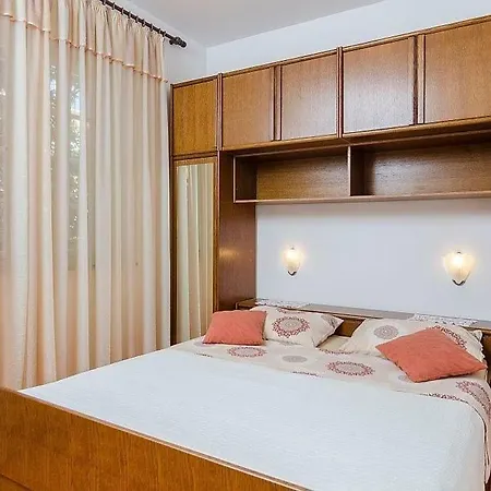 Дом отдыха Holiday Marko - 70m From Sea Оребич